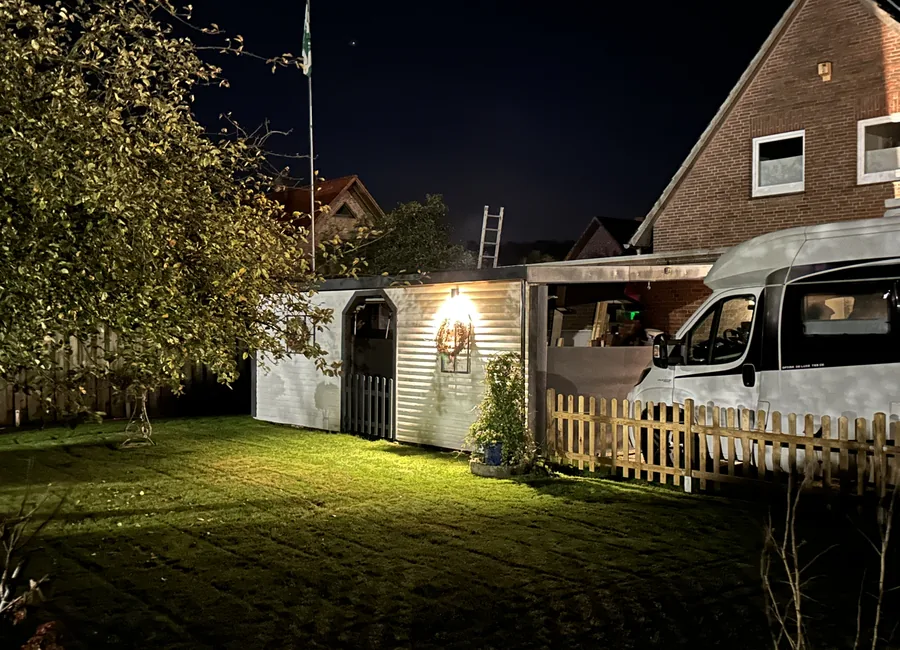 Licht hinter dem Haus