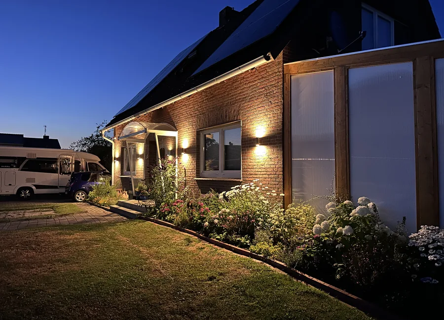Warme Lichter am Haus