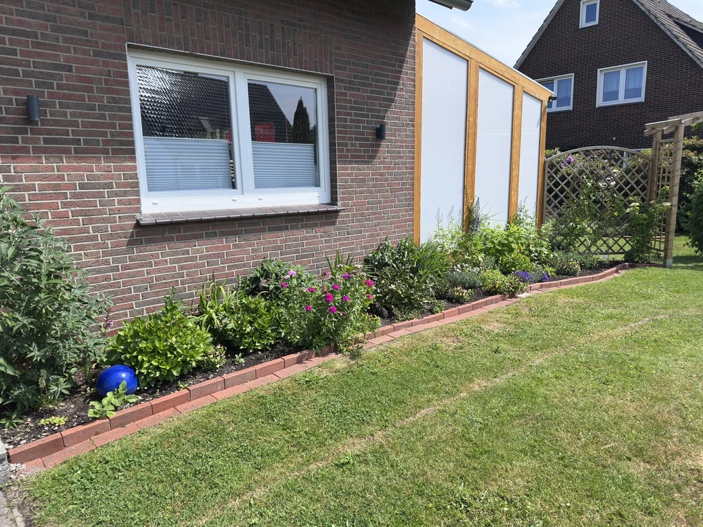 Das fertig bepflanzte Beet am Haus