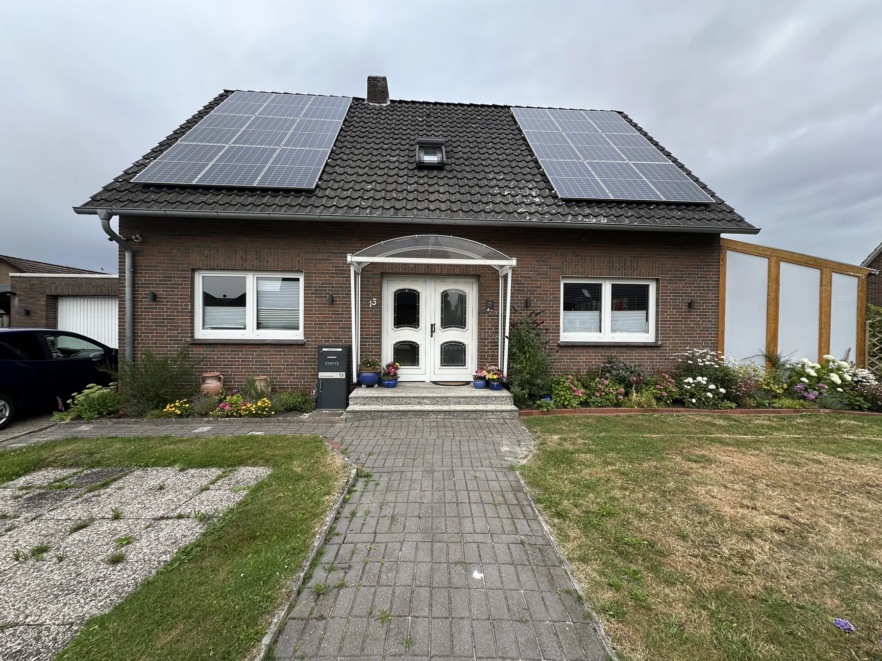 Nachher: Haus, Carport und Terrasse