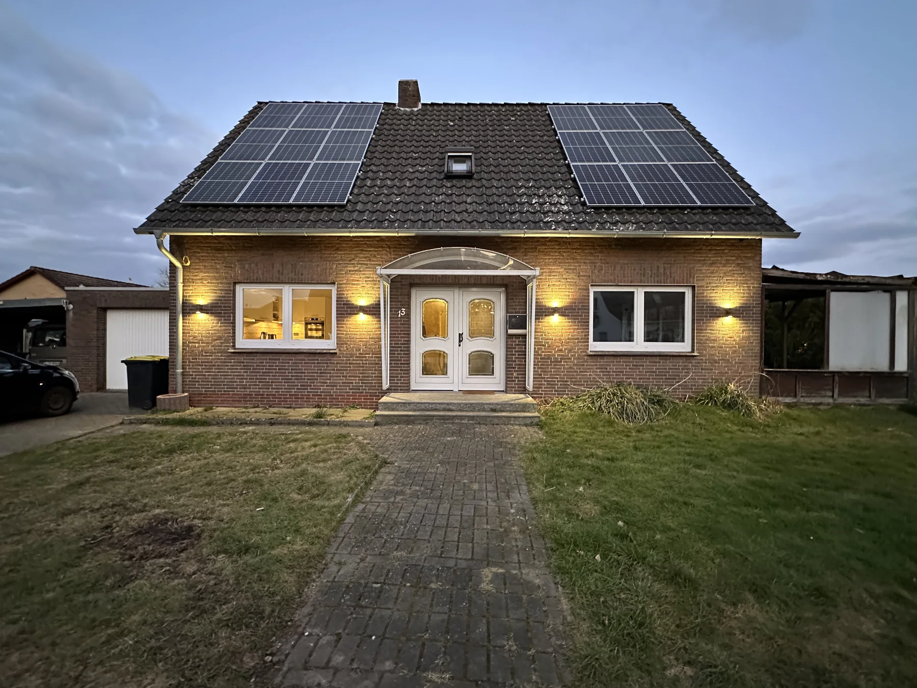 Vorher: Haus, Carport und Terrasse