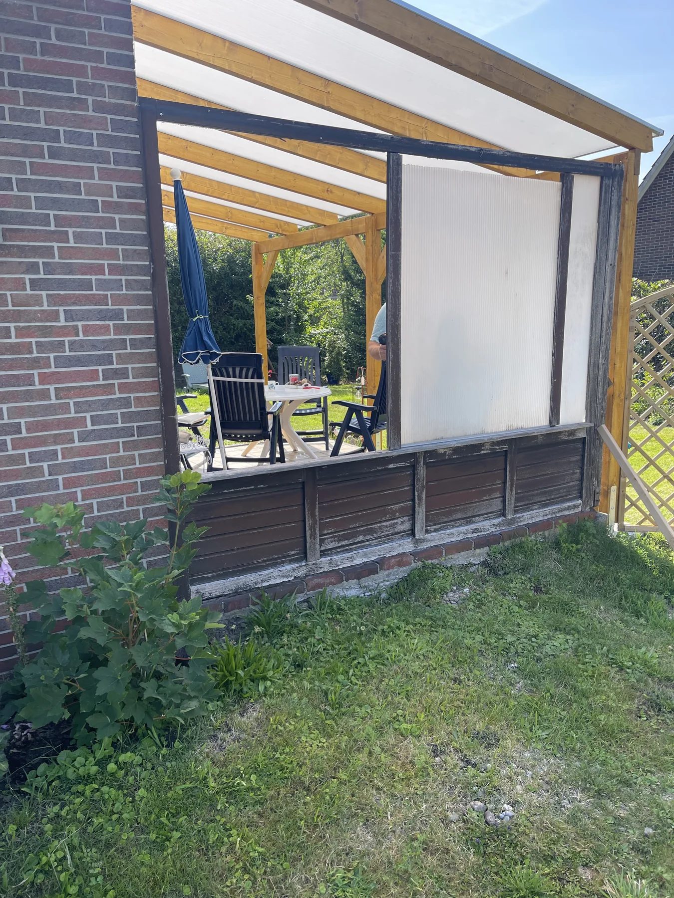 Vorher: Terrasse zur Straßenseite