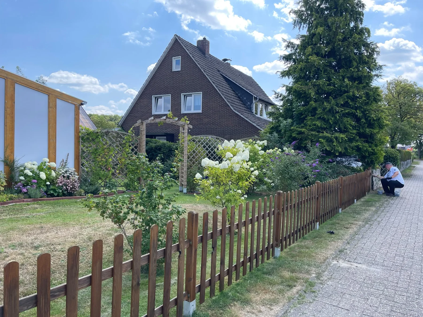 Der Zaun ist fertig gestrichen