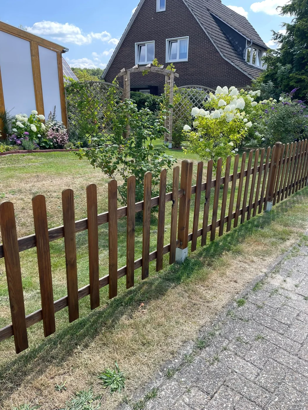 Der Zaun ist fertig gestrichen