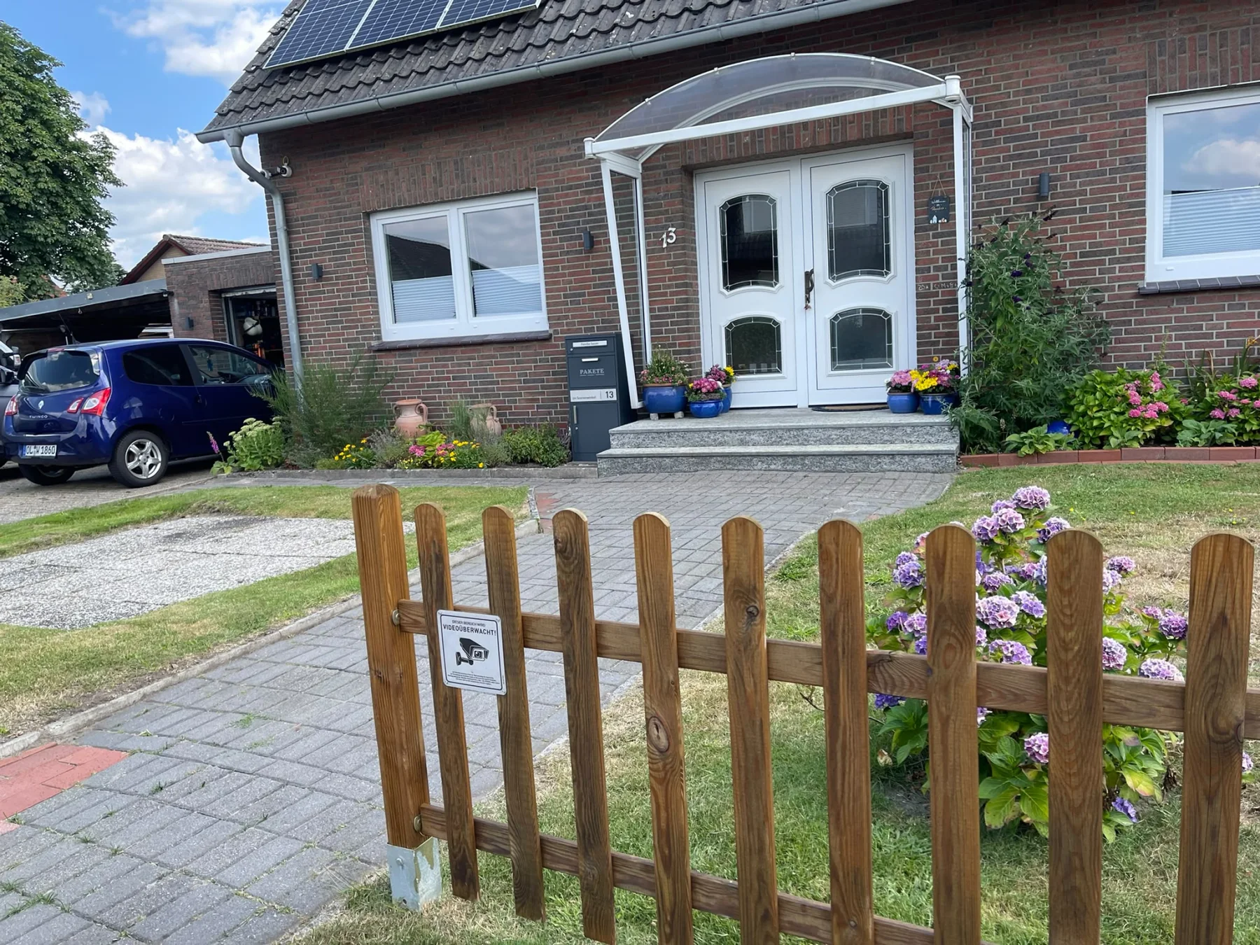 Der Zaun ist fertig gestrichen